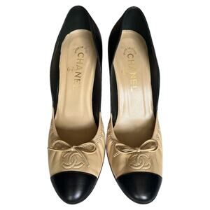Chanel Interlocking CC Logo Leather Pumps, IT7/US37
